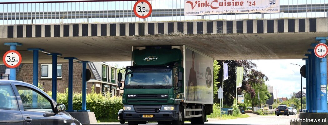 Vrachtwagenchauffeur rijdt zich vast onder viaduct Vinkeveen