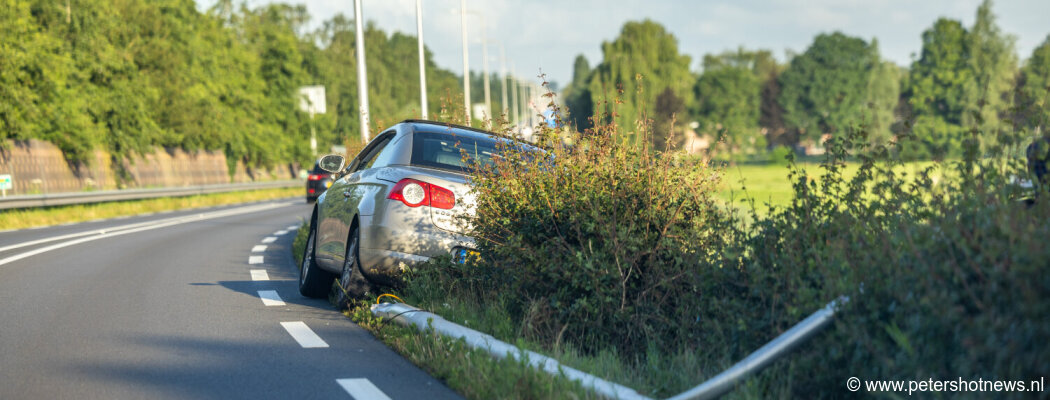 Automobilist rijdt lichtmast omver op N201 Vinkeveen