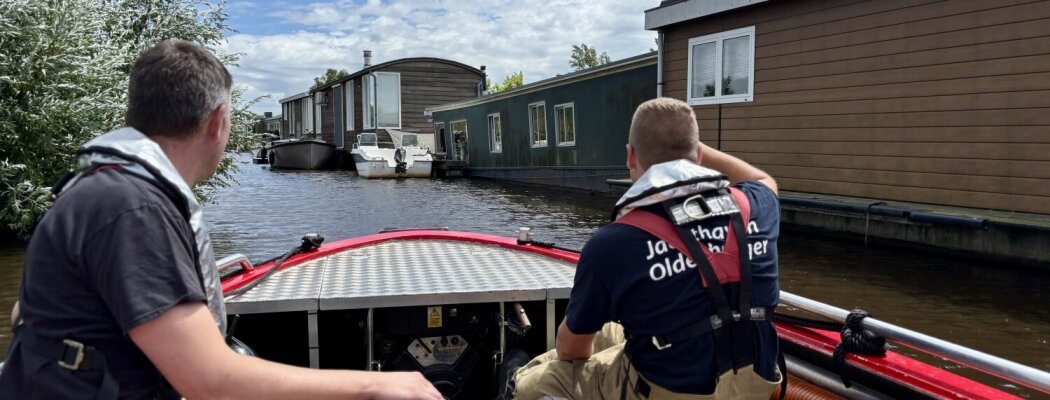 Brandweer voorkomt zinken van woonark in Vinkeveen