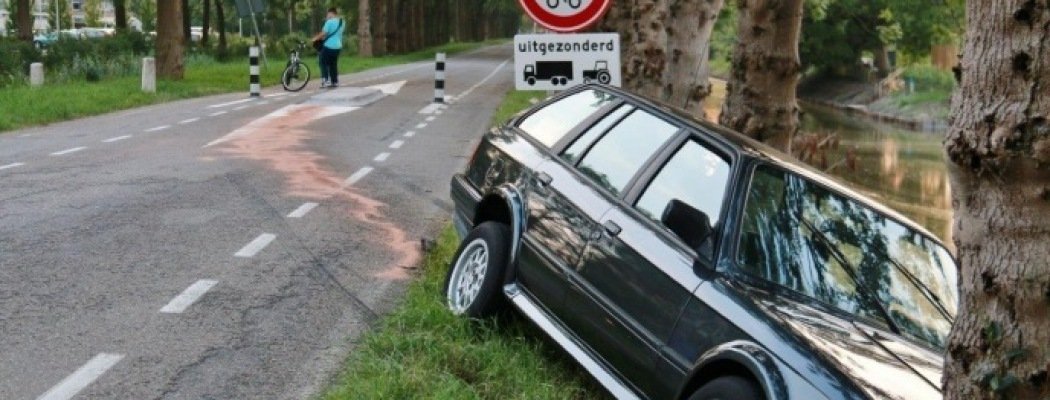 [FOTO'S] Auto ramt tractorsluis en komt tegen boom in Uithoorn