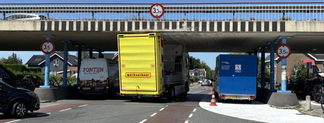 Pijlwagen rijdt vast onder viaduct N201 bij Vinkeveen