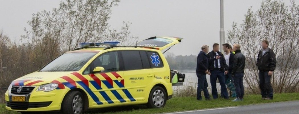[FOTO'S & VIDEO] Aanhanger boort zich in auto na botsing Vinkeveen