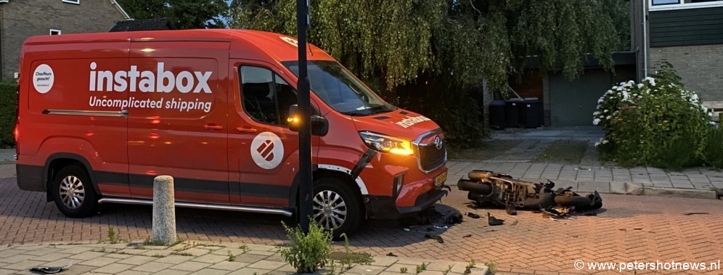 Pakketbezorger en scooterrijder botsen in Vinkeveen