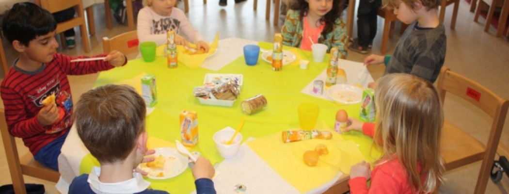 Leerlingen Pijlstaartschool genieten van paasontbijt