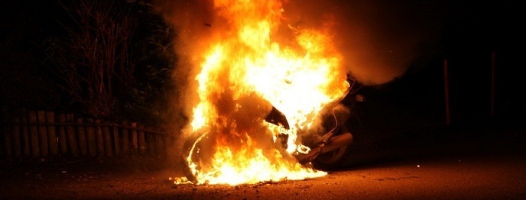 [FOTO'S & VIDEO] Motor brandt volledig uit in De Hoef