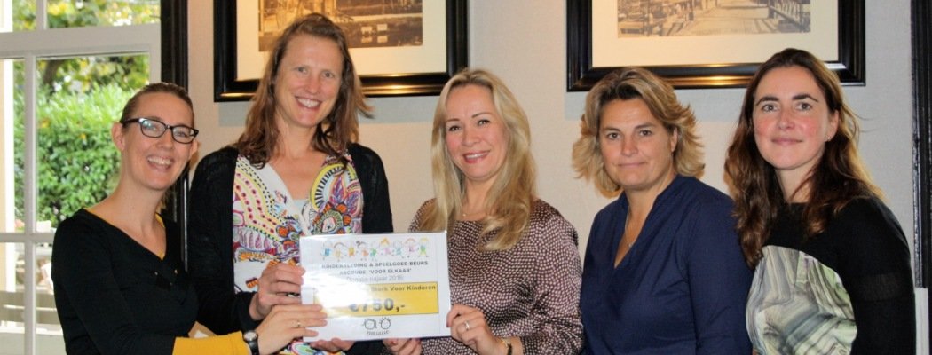 Stichting Samen Sterk voor Kinderen ontvangt cheque van ‘Voor Elkaar’