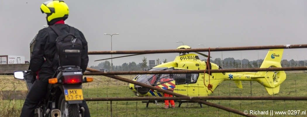 Traumaheli landt langs de N201 bij Loenen