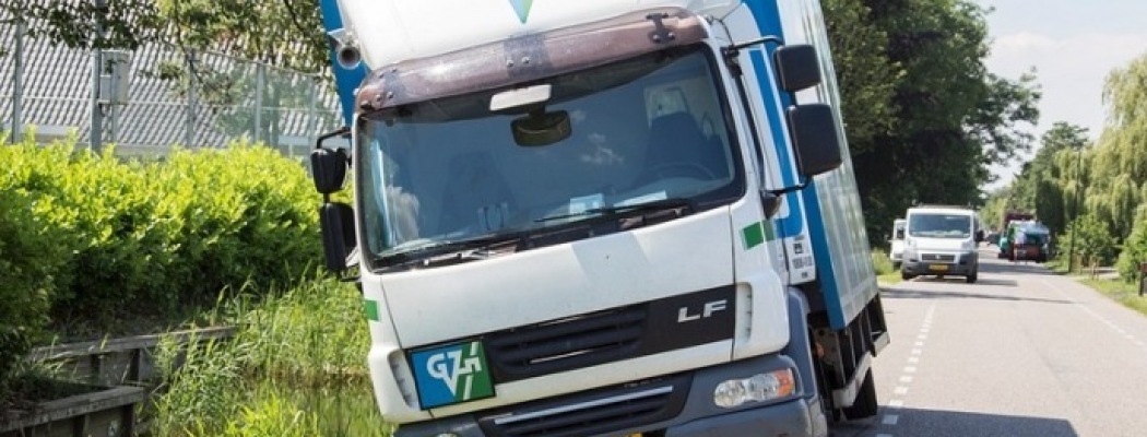 Vrachtwagen verzakt in berm Vinkeveen