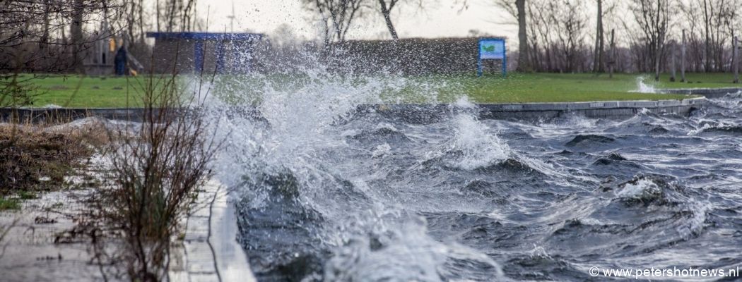 Hulpdiensten in de weer vanwege omgeslagen boot op Vinkeveense Plassen