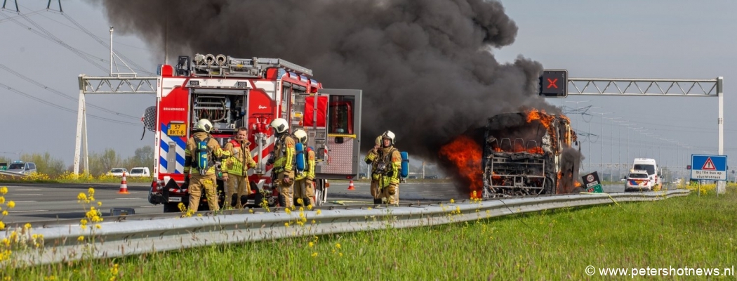 Touringcar op A2 gaat in vlammen op