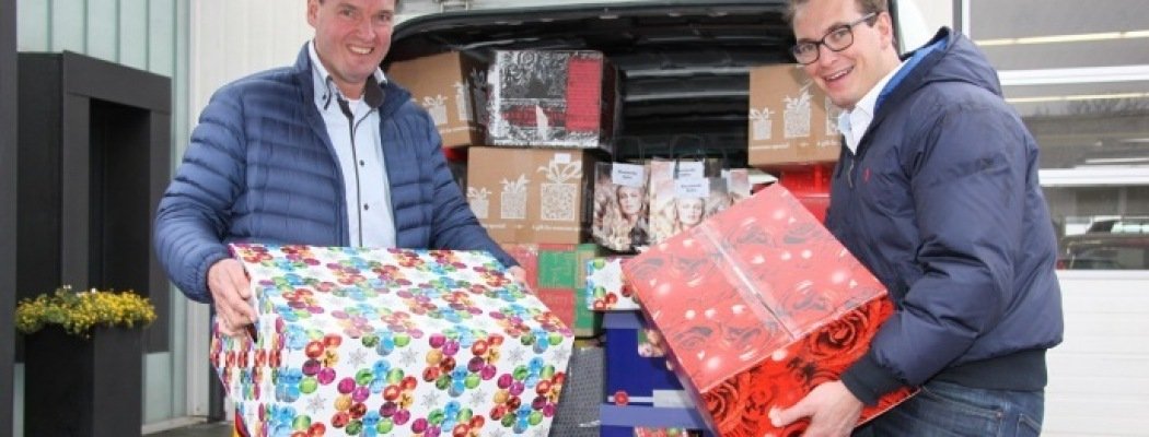 Ondernemers doneren kerstpakketten voor Voedselbank De Ronde Venen