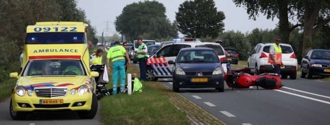 [FOTO'S] Motorrijder gewond bij ongeluk N201 Vinkeveen