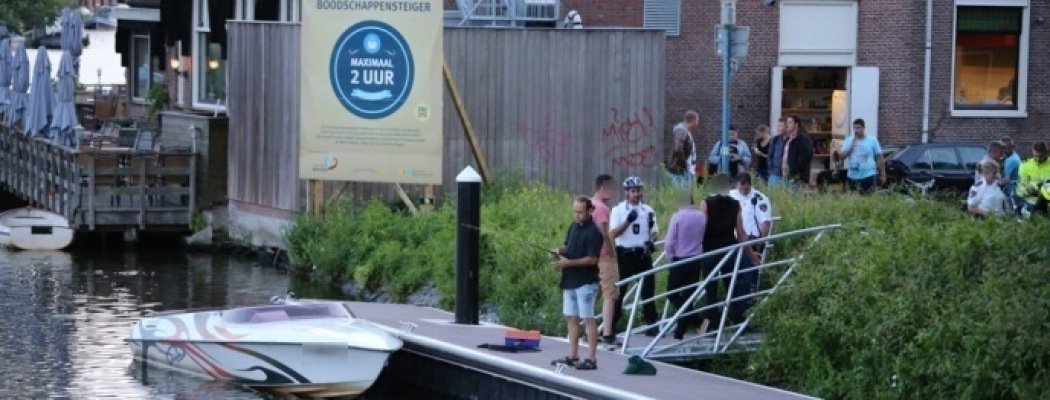 [FOTO'S] Snelvarende boot op Amstel door politiehelikopter tot stoppen gedwongen in Amstelhoek