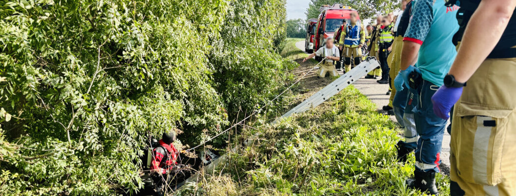 Duikers zoeken naar persoon te water in Waverveen