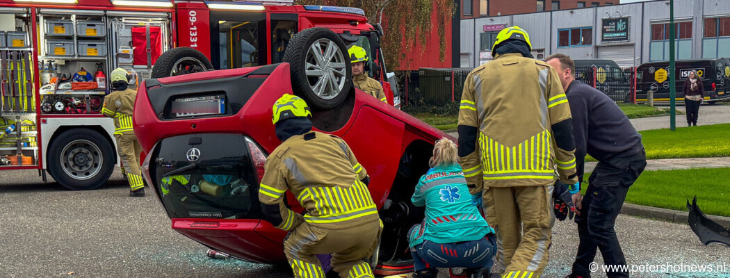 Auto op z'n kop in Mijdrecht