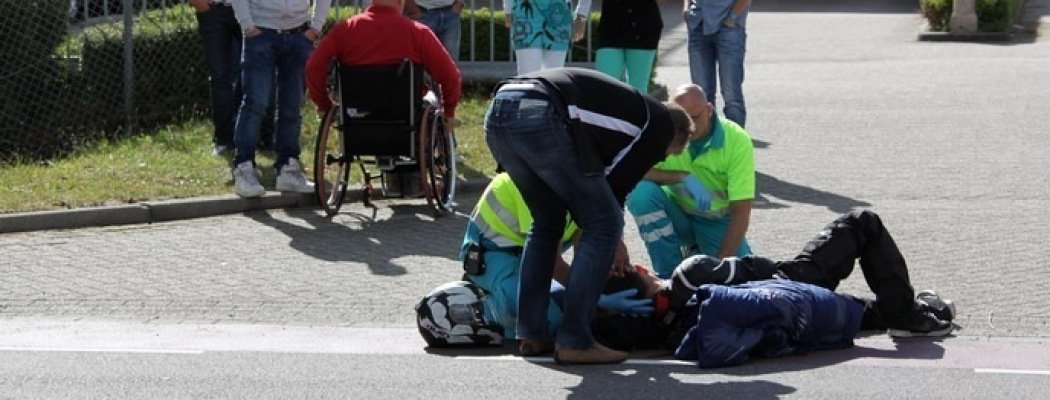 [FOTO'S] Motorrijder gewond bij ongeluk Mijdrecht
