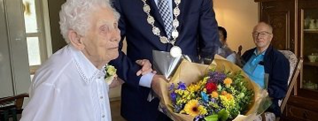 Burgemeester Heiliegers op bezoek bij “Tante Annie” (100)