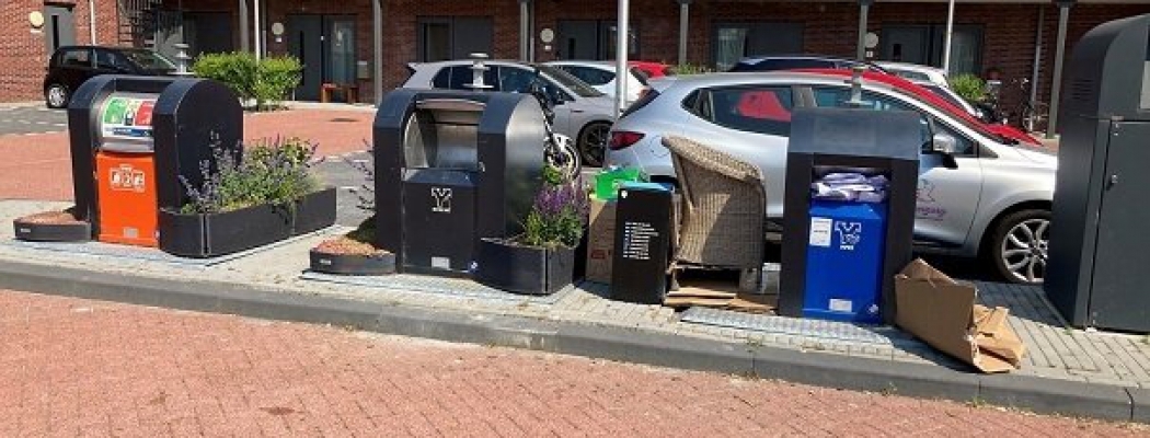 Afval naast en in containertuintjes