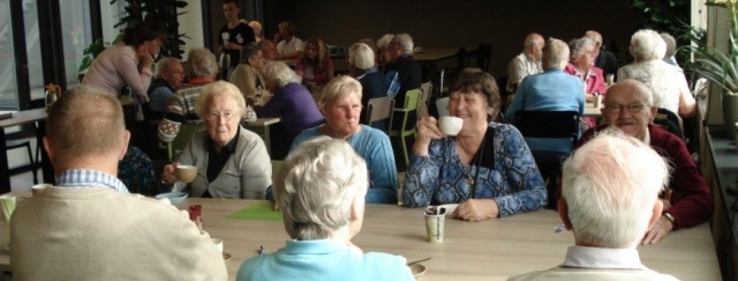 Geslaagde middag voor ouderen van Tafeltje Dekje in Aalsmeer en Uithoorn