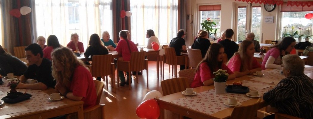 Jonge vrijwilligers van het Rode Kruis speeddaten met ouderen in Aalsmeer