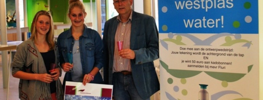 Wethouder gemeente Aalsmeer Jop Kluis reikt cheque uit voor watertappunt Westplas Mavo