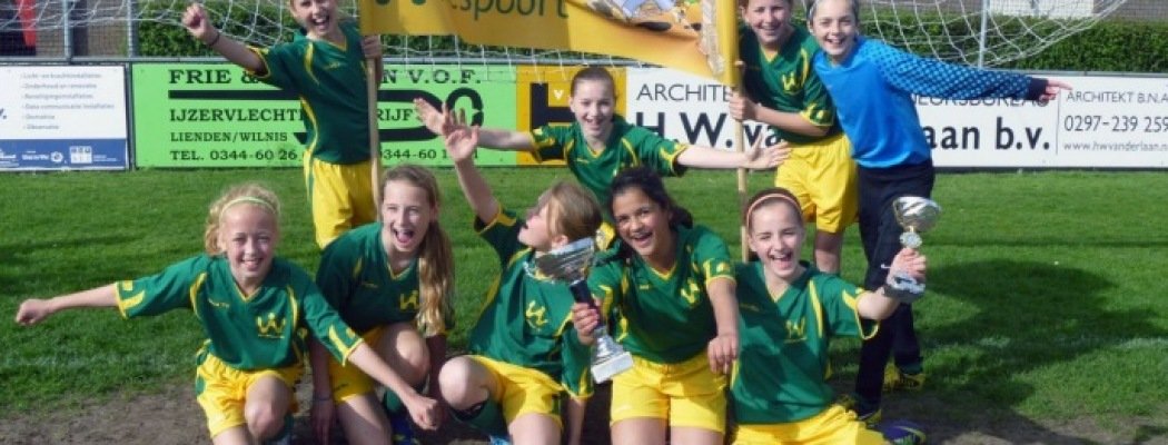 Willespoort groep 8 meisjes kampioen schoolvoetbal