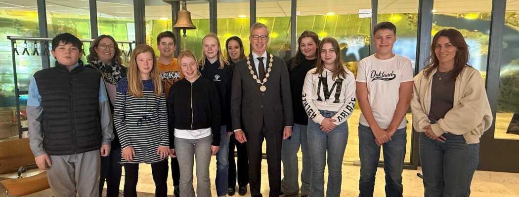 Leerlingenraad Praktijkschool Uithoorn bezoekt gemeentehuis