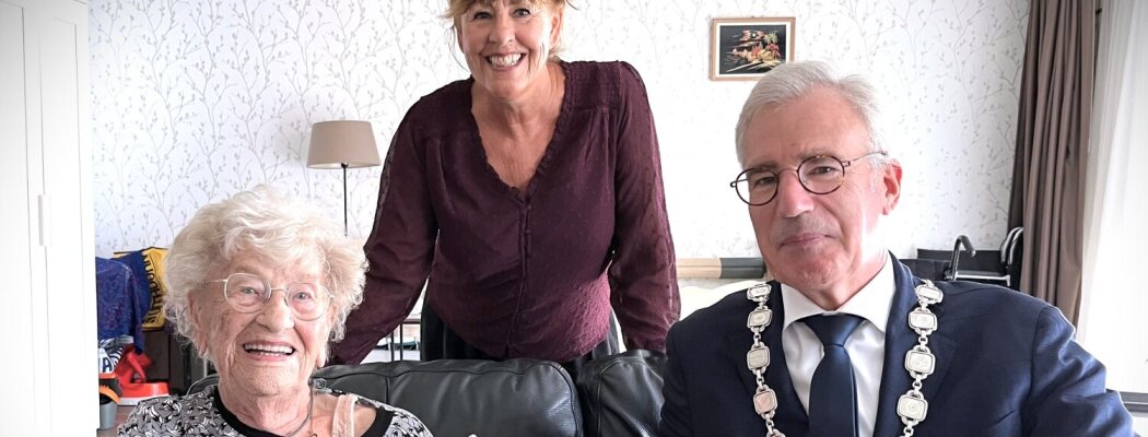 Leny Warger-Donker (100) geniet volop van het leven in Het Hoge Heem