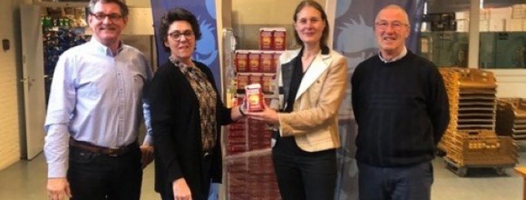 Overdracht opbrengst Douwe Egberts koffie actie Lionsclubs voor de Voedselbank