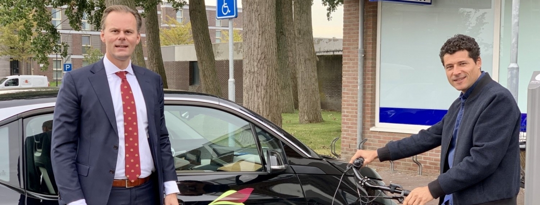 Medewerkers van gemeente Aalsmeer laten de auto staan