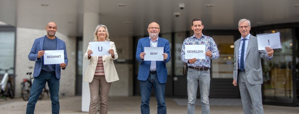 Mantelzorgers ontvangen attentie op  de Dag van de Mantelzorg in Uithoorn