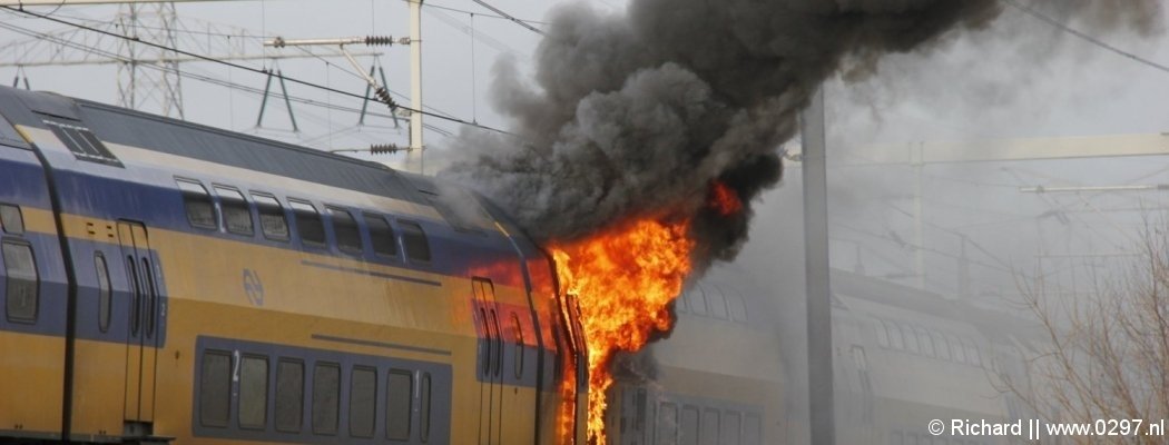 [FOTO & VIDEO] - Grote brand in trein tussen Abcoude en Breukelen, alle passagiers geëvacueerd