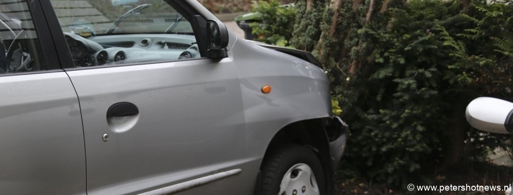 Oudere vrouw rijdt door voortuinen en ramt auto Mijdrecht