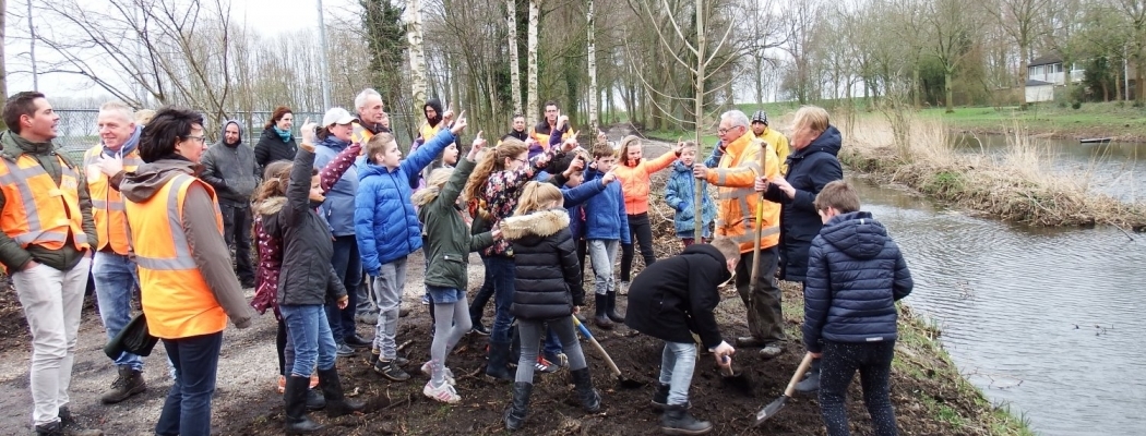 Kinderen steken handen uit de mouwen voor een groener Aalsmeer