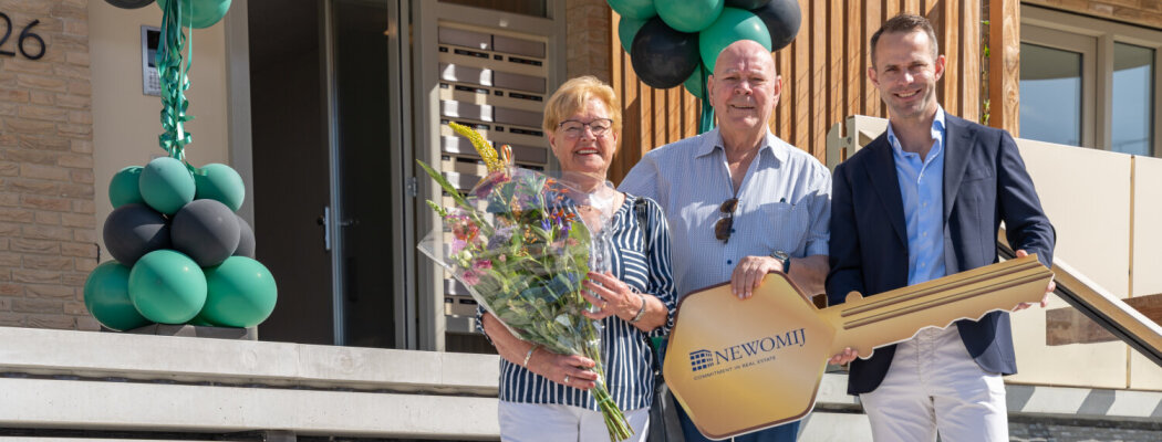 Eerste bewoners krijgen de sleutels van hun nieuwe appartement in Thamenhof Uithoorn