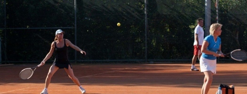 Deelnemers aan het tennissen tijdens Oktober Weekenden Toernooi
