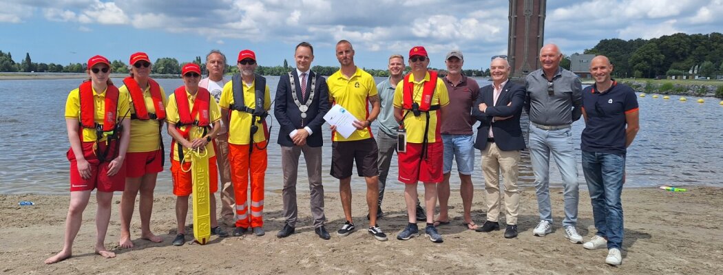 Gemeente en Reddingsbrigade tekenen overeenkomst voor toezicht zwemlocaties
