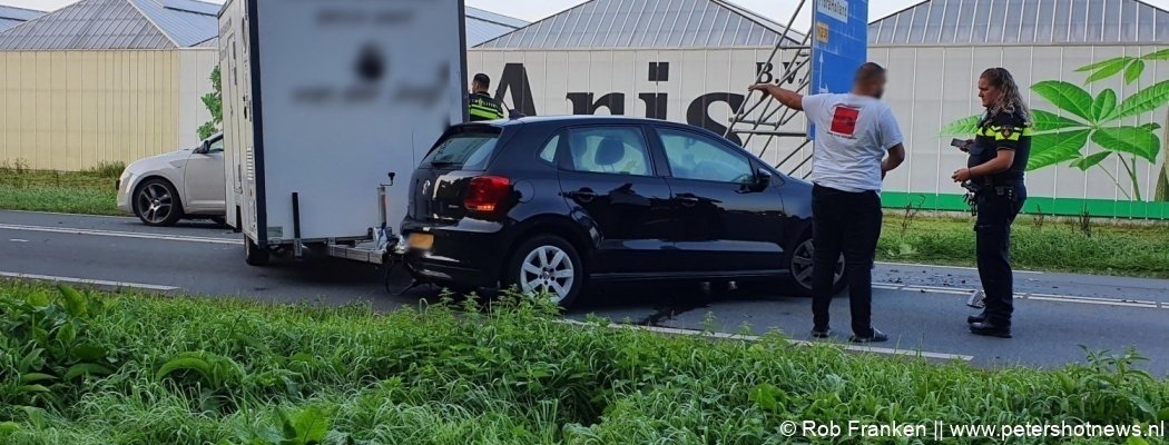 Auto met aanhanger botst tegen vrachtwagen in Aalsmeer