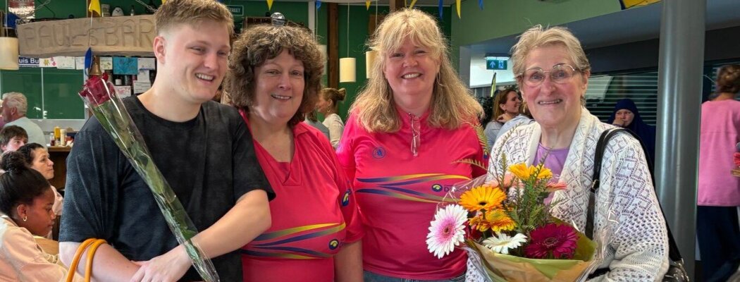 Bloemen voor oudste deelnemer Zwem4daagse