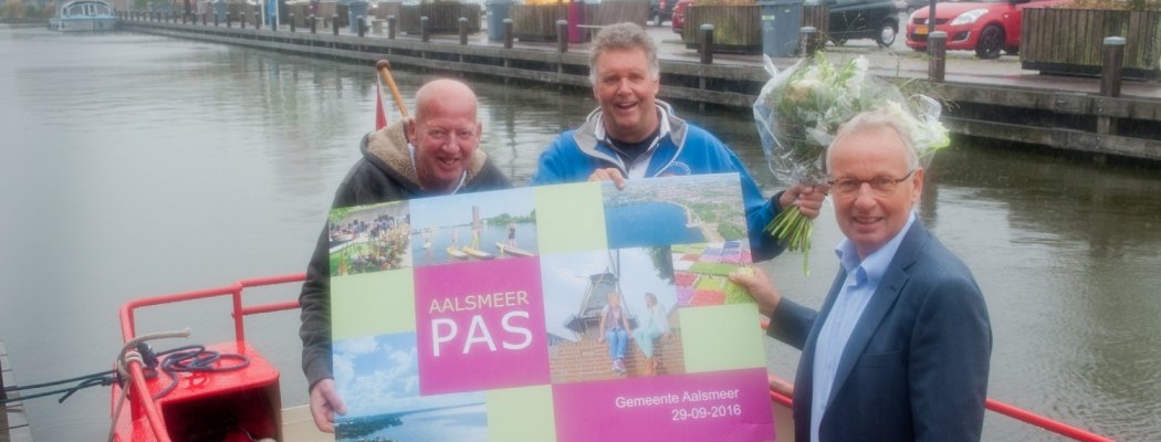 Wethouder Verburg reikt eerste Aalsmeerpas uit