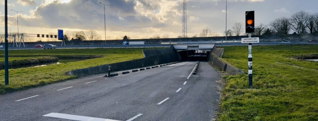 Gemeente start verkeerslichtenproef op Zuwe ter hoogte van tunneltje onder A2