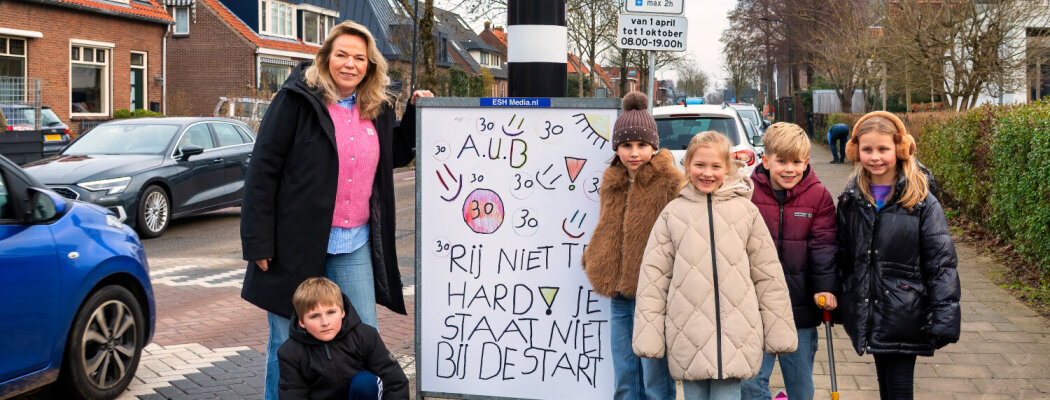 Kinderen van OBS De Pijlstaart zetten Vinkeveen op scherp met zelfgemaakte verkeersborden
