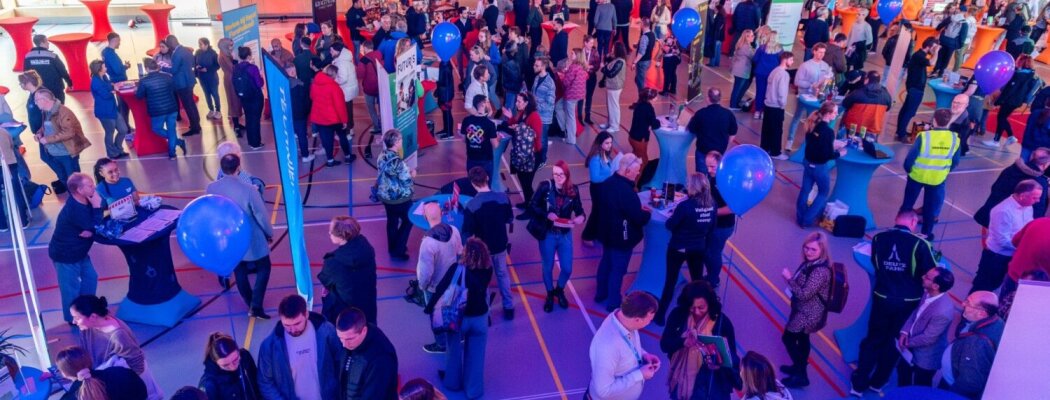 Banenmarkt in sporthal De Phoenix brengt werkzoekenden en bedrijven samen
