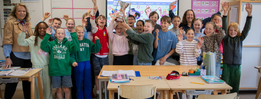 Groep 7 van basisschool de Pius neemt wisselbeker in ontvangst voor beste score verkeersexamens 2026