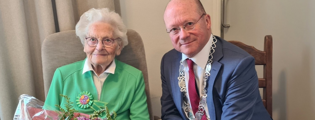 Felicitaties voor 100-jarige Doetje Jongerling-Heeringa uit Mijdrecht