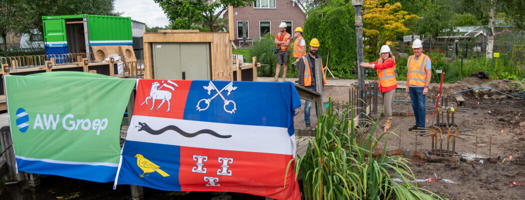 Beton gestort voor fundering brug in Demmerik