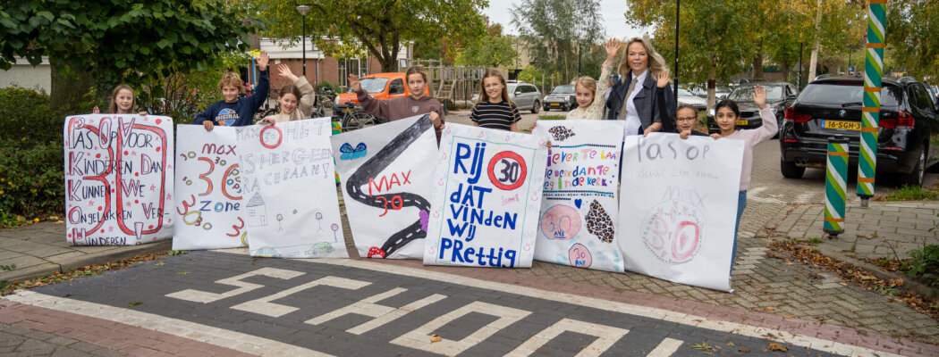 Kinderen van basisschool Ichthus vragen aandacht voor verkeersveiligheid in Baambrugge