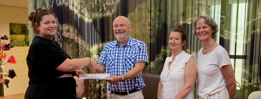 Wethouder Jan Hazen neemt petitie buslijnen in ontvangst