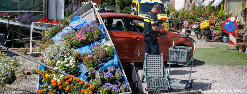 Automobilist veroorzaakt ravage bij tuincentrum Mijdrecht