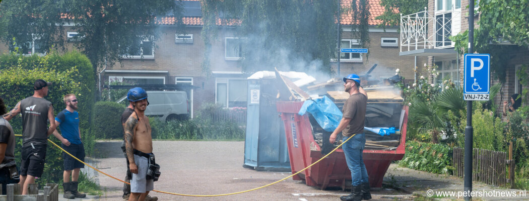 Bouwvakkers beginnen met blussen containerbrand Mijdrecht